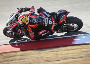 Danilo Petrucci lidera con 18 pilotos en un segundo de diferencia