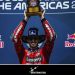 Bagnaia conquista Austin y firma su primera victoria del año mientras Marc Márquez se cae cuando lideraba